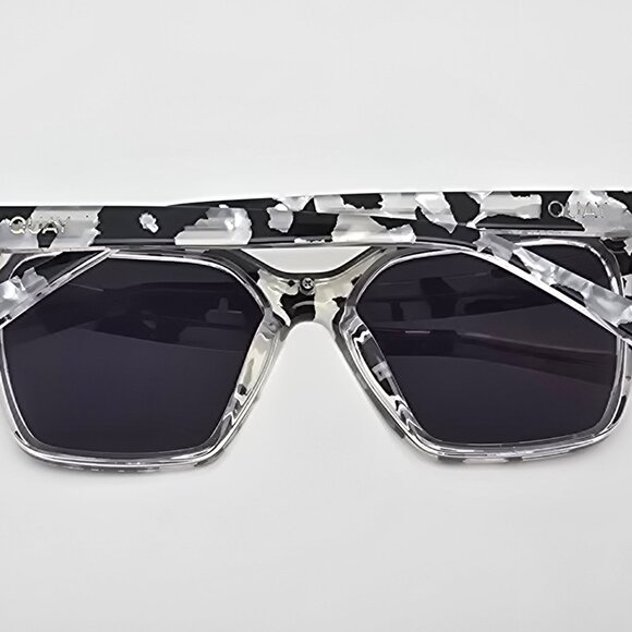 *SOLD* Quay Australia Level Up Black Pearl Tortoise Frame Smoke Lens Sunglasses - Picture 9 of 14